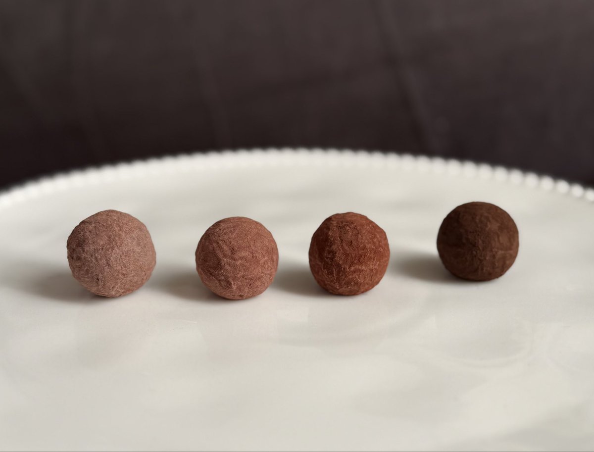 setton_chocolat's tweet photo. マチュー・ルルナールさん
アソルティマン トリュフ 16P

食べてみたかったルルナールさんのトリュフ。外側パリッとしてて、中は4種ともそれぞれ違った美味しさがあって、どれ食べても美味しい😋個人的にはマダガスカル産ピュアガナッシュが1番好きでした！ https://t.co/dsH0n8aoWG