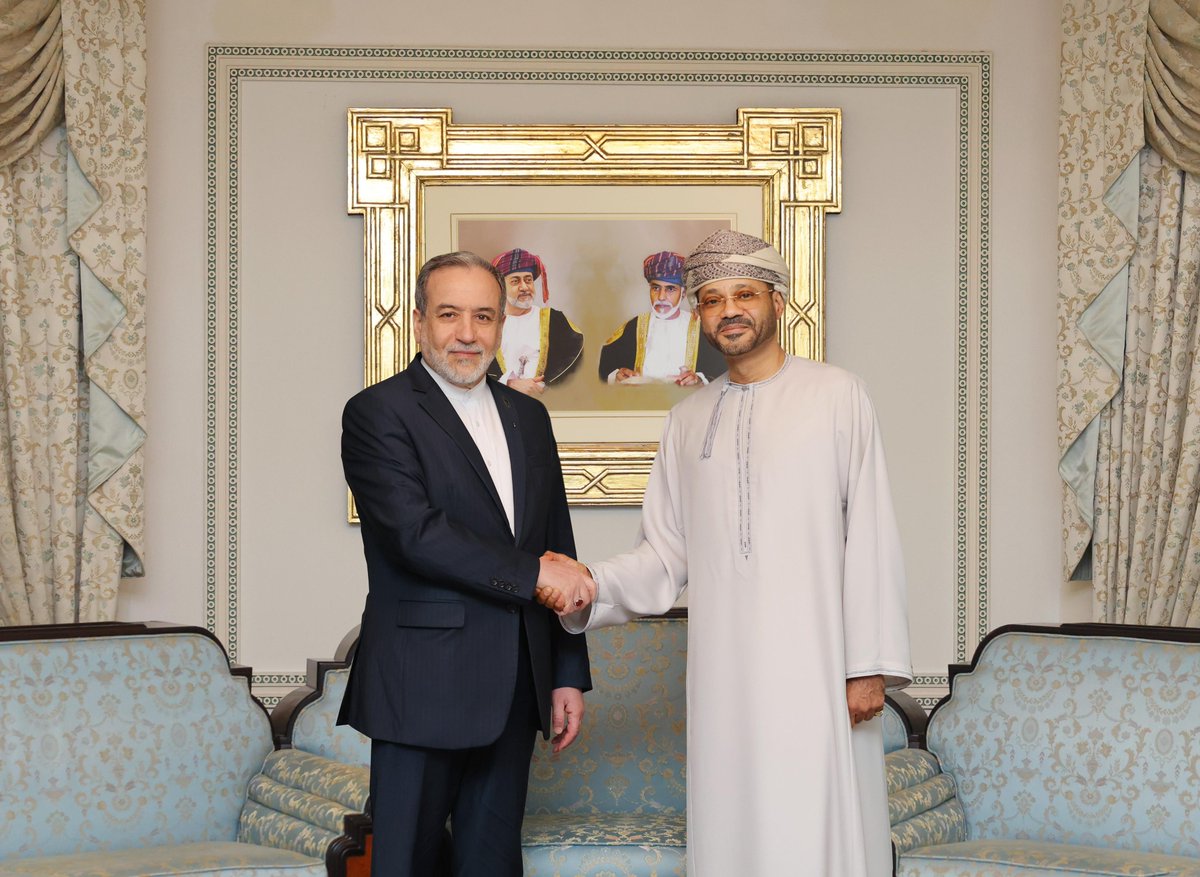 FMofOman's tweet photo. 📸 | في إطار استضافة سلطنة عُمان لمفاوضات الملف النووي الإيراني، أجرى معالي السيد بدر بن حمد البوسعيدي @badralbusaidi وزير الخارجية، صباح اليوم مشاورات منفصلة مع كلٍّ من الوفد الإيراني برئاسة معالي الدكتور سيد عباس عراقجي، ومع الوفد الأمريكي برئاسة ستيف ويتكوف، المبعوث الخاص لرئيس الولايات المتحدة الأمريكية، وجاريد كوشنر.

 ركزت المشاورات على تهيئة الظروف المناسبة لاستئناف المفاوضات الدبلوماسية والفنية، مع التأكيد على أهميتها، في ضوء حرص الأطراف على إنجاحها تحقيقا لاستدامة الأمن والاستقرار.

وجدد معالي السيد وزير الخارجية التزام سلطنة عُمان بمواصلة دعم الحوار والتقريب بين الأطراف، والعمل مع مختلف الشركاء للتوصل إلى حلول سياسية توافقية، تتلاقى مع الأهداف والتطلعات المرجوة، معربا عن بالغ التقدير لجهود دول المنطقة الداعمة لهذه المحادثات.