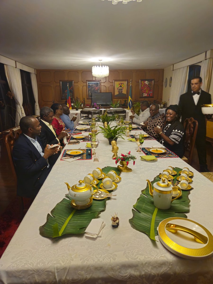 A Secretária-Geral da Conferência de Ministros da Juventude e do Desporto da Francofonia recebida no Brasil.

O Embaixador do Cameroun no Brasil,S.E. Mbeng,recebeu a Sra.Thobi Ndedi na Embaixada do Cameroun. Um jantar também foi oferecido em sua homenagem na Residência Camaronesa