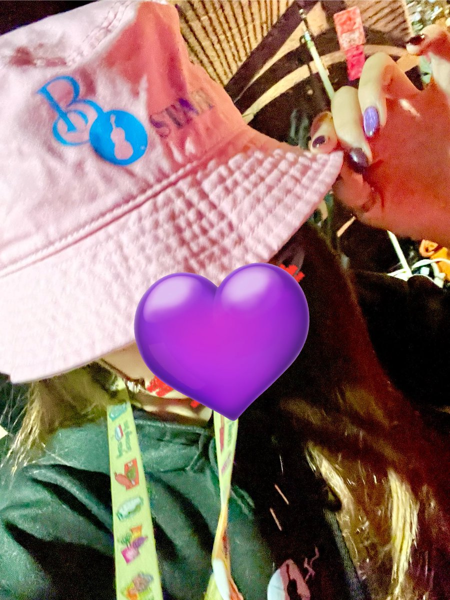 久しぶりに昨日被ってたよ！
Bless Orchestraのスタッフですバケハ🤣

Bless Orchestraは基本的に
撮影全般をお断りしているのですが
私は撮影を行うため
パスだけではわかりづらいですし
こうして目立つ帽子被ってます🫡

撮影OKの際はアナウンスするので
撮ってくださいね🙆‍♀️

私は気軽に声かけてね😘