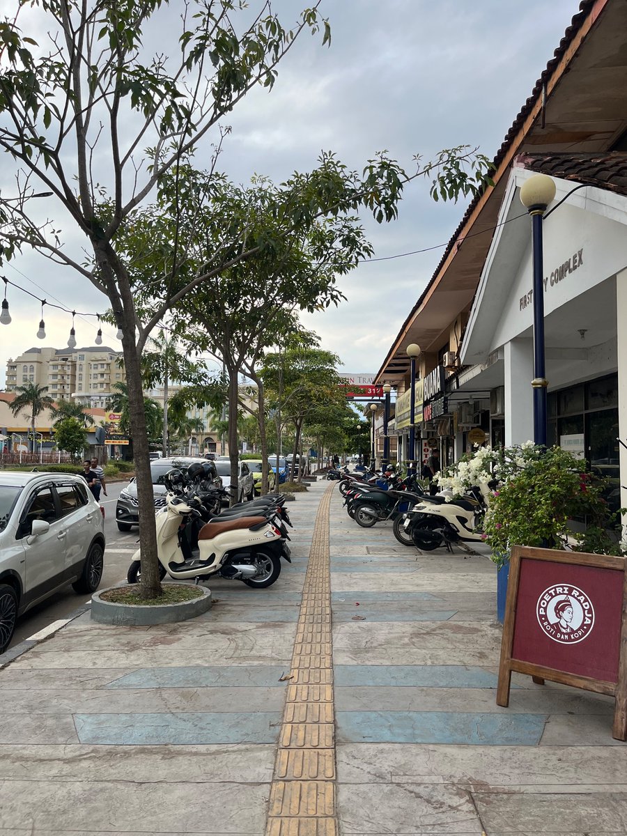 batam: *bikin trotoar
also batam: *parkir motor di trotoar
