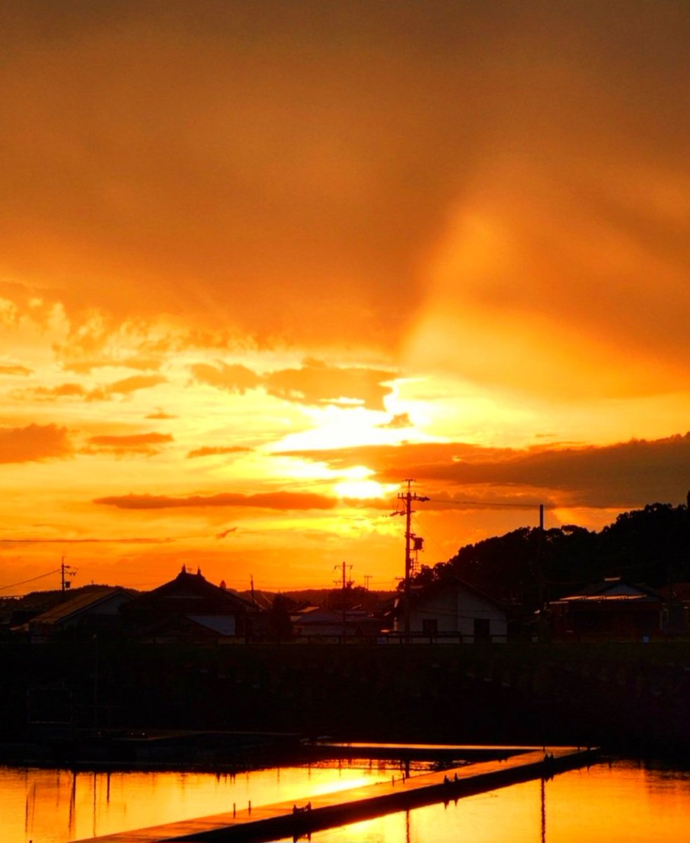 お疲れ様です✨ 今日は以前に撮った夕空をお届けします🙋 オレンジに