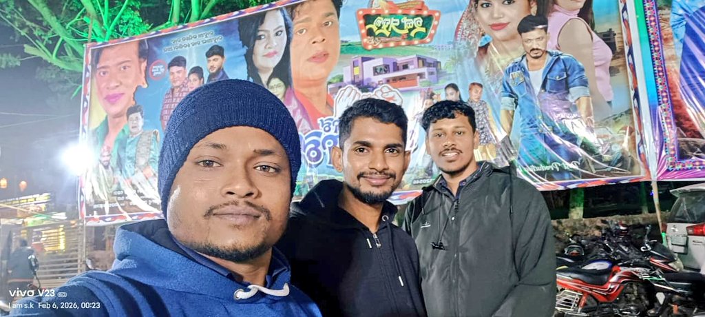 BishwaRanjanDa8's tweet photo. #ଯାତ୍ରା_ଦେଖିବା_ଗୋଟେ_ନିଶା ...
ପ୍ରତିବର୍ଷ ପରି ଏବର୍ଷ ମଧ୍ୟ ବନ୍ଧୁ ମାନଙ୍କ ସହିତ ଯାତ୍ରା ଦେଖା 

ସମସ୍ତ ରେକର୍ଡ କୁ ପଛରେ ପକେଇ ଆଗେଇ ଚାଲିଛି ଏ ବର୍ଷ ଯାତ୍ରା ରଙ୍ଗମହଲ। ଆଜି ପୁଣି ଥରେ ଆଉ ଥରେ ସେହି ନାଟକ " କଟି କଟି ଡବଲ କଟି "।
#KatiKatiDoubleKati 
#JatraRangamahal #Jatra #KhandagiriMela #Odisha #JatraUpdate https://t.co/75G3EkTfPX