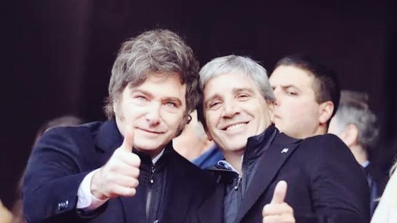 🚨 IMPUNIDAD POR DECRETO 🚨
Esta madrugada mientras las familias argentinas descansaban, el gobierno decidió, por decreto, dejar de ser querellante en la causa que investiga el préstamo tomado por Luis Caputo cuando Macri era presidente. El mismo Caputo que jamás explicó qué hizo