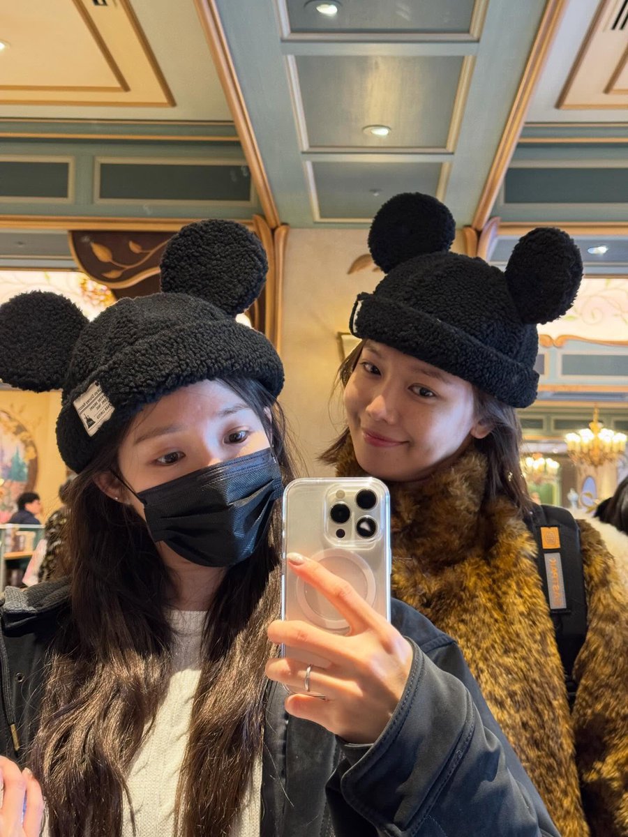 SNSD_0805's tweet photo. 수영 티파니 셀카 넘 귀엽따 https://t.co/83HdwPWwQ4