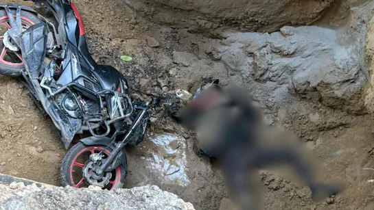 SarahFazal1's tweet photo. After Yuvraj Mehta, another young life Kamal Dhayani falls to death in an under constructed pit in Delhi's Janakpuri.

Two incidents, similar tragedies and an ignorant system.

Who is to blame for growing apathy over lost lives?

 #delhicivicapathy #yuvrajmehta #kamaldhayani https://t.co/hXQwKWgs2m