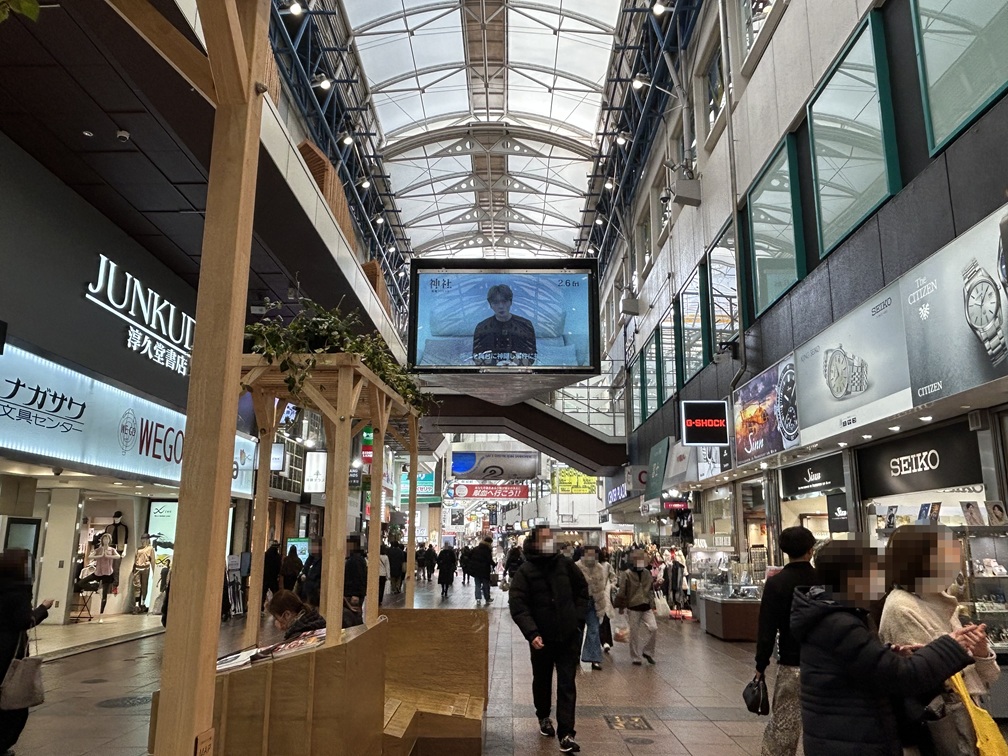 【支援作品公開のお知らせ】
2/6（金）劇場公開中
映画『神社 悪魔のささやき』

神戸の廃神社での大学生失踪事件を受け、祈祷師・ミョンジン（#ジェジュン）が悪魔の正体に迫るホラー作品です。2/15（日）まで、三宮センター街大型ビジョン「BOS」でジェジュンさんのコメント映像も放映中です！