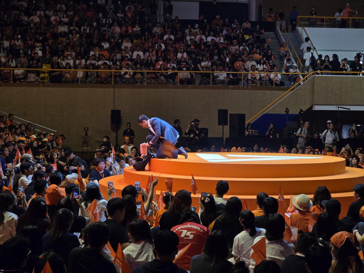 ไอติมแบกเป้มาด้วย ตอนแรกก็สงสัยว่าแบกมาทำไม สรุปคือเป็นพร็อพ จำลองตัวเองเป็นนักเรียน พกของอะไรไปโรงเรียนบ้าง แล้วสะท้อนปัญหาอะไรในระบบการศึกษา อันนี้ว้าวมาก