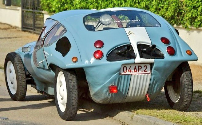 中には美…しいというより凄まじい強烈な個性で
更にアバンギャルド極まる様相な個体も?w^^;

ベルギーご出身の当時18歳でした青年さんが様々な部品や車体パネルを集め
59年型の2cvにオリジナリティに富んだご自身だけのデザイン車体を与えた
創造の自由が詰込まれた苦労の傑作と云える2cvな様ですかな