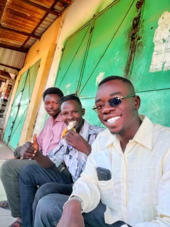 ABDALLAH_HSS's tweet image. 🔴 A smile that tastes like banana, after more than two years of siege, people in Dilling are finally tasting fruit again.
#Sudan #News
