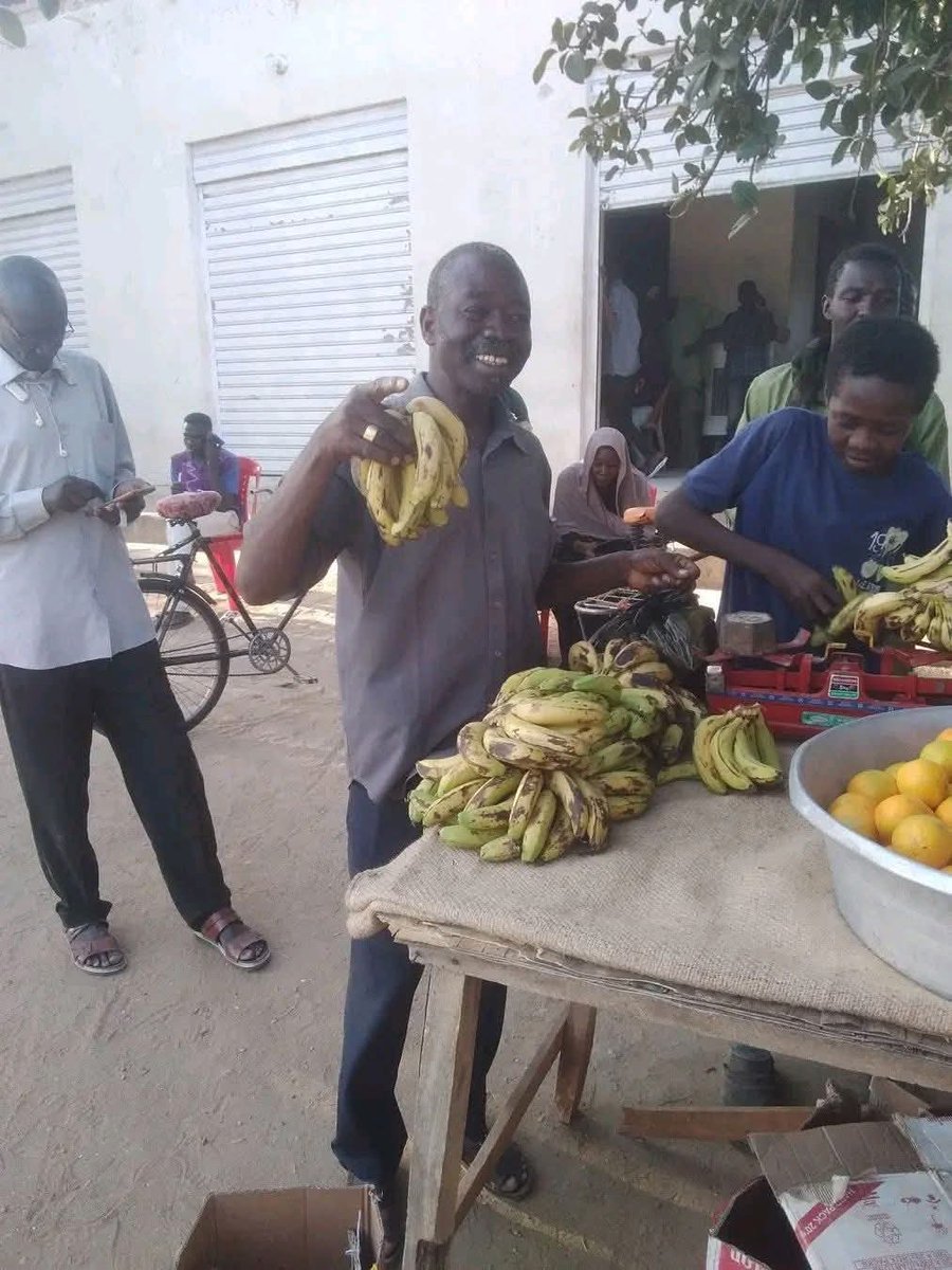 ABDALLAH_HSS's tweet image. 🔴 A smile that tastes like banana, after more than two years of siege, people in Dilling are finally tasting fruit again.
#Sudan #News