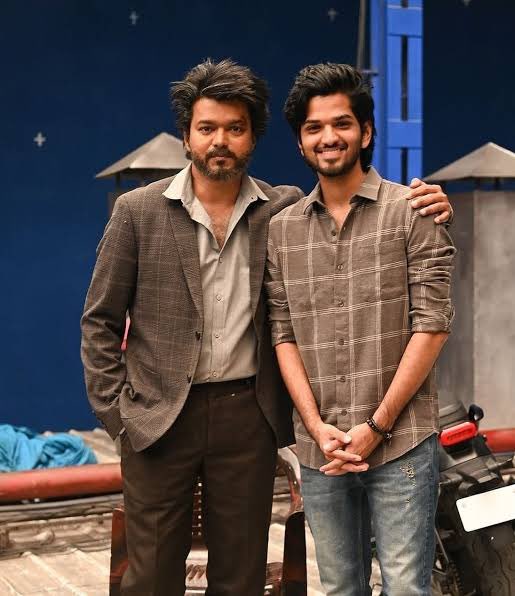 FridayCinemaOrg's tweet photo. .#justupdate
பலரை அறிமுகப்படுத்திய @DreamWarriorpic தயாரிப்பாளர் #srprabhu பிறந்த நாள் கொண்டாட்டம்.இதில் சிறப்பாக,இவர்கள் நாயகனாக அறிமுகப்படுத்தும் இசையமைப்பாளர் வித்யாசாகர் மகன் #harshavardhan கலந்து கொண்டார்.அவரே இசையமைக்கிறாராம்.புதியவர் #nesan இயக்குகிறார்.
#HBDSRPrabhu https://t.co/I0ZKk6KDAK