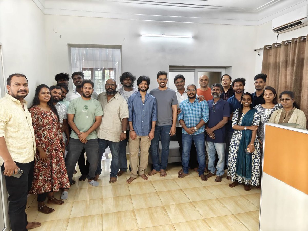 FridayCinemaOrg's tweet photo. .#justupdate
பலரை அறிமுகப்படுத்திய @DreamWarriorpic தயாரிப்பாளர் #srprabhu பிறந்த நாள் கொண்டாட்டம்.இதில் சிறப்பாக,இவர்கள் நாயகனாக அறிமுகப்படுத்தும் இசையமைப்பாளர் வித்யாசாகர் மகன் #harshavardhan கலந்து கொண்டார்.அவரே இசையமைக்கிறாராம்.புதியவர் #nesan இயக்குகிறார்.
#HBDSRPrabhu https://t.co/I0ZKk6KDAK