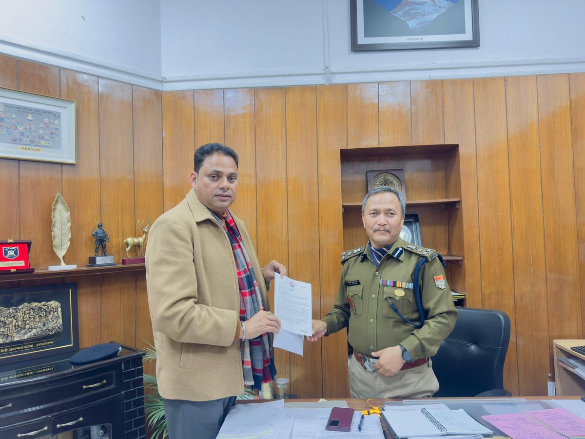 खटीमा तहसील में प्रशासन की मौजूदगी में बगैर वैधानिक आदेश के लगभग 125 एकड़ कृषि भूमि की खड़ी फसलों को जबरन नष्ट किये जाने के गंभीर प्रकरण में आज देहरादून एडिशनल डायरेक्टर जनरल से मुलाक़ात कर स्तिथि से अवगत कराया एवं उचित कार्यवाही हेतु निवेदन किया।