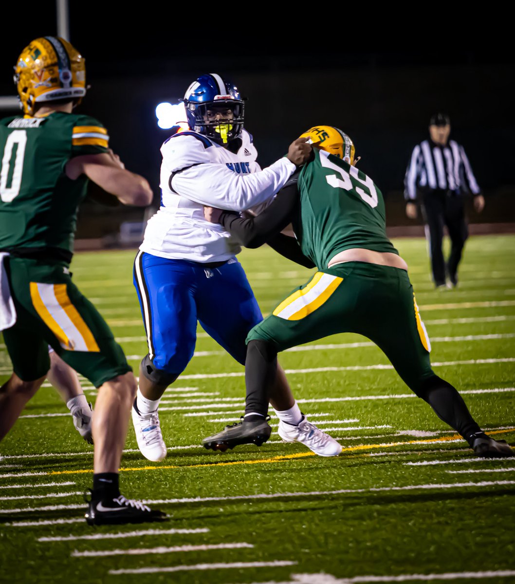 I never take my eyes off the ball 🏈…..get #59 out the way….I see the QB got the 🏈….🗣️Saccccck
….DA BULL 🐂 #99