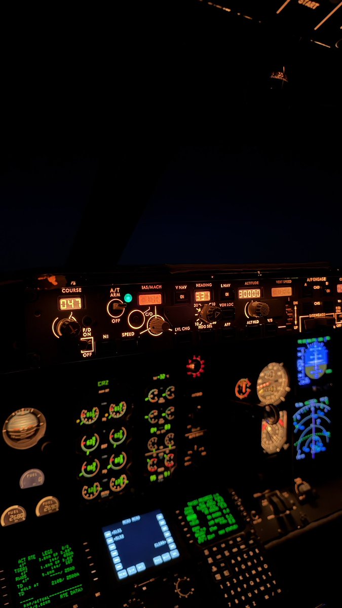 Lan_D40's tweet photo. Cap sur l’Ecosse avec nos indétronables 737-400 et leurs ailes carrés 
Malheureusement pour nous leurs heures sont comptés dans la flotte… https://t.co/ibJcyJni78