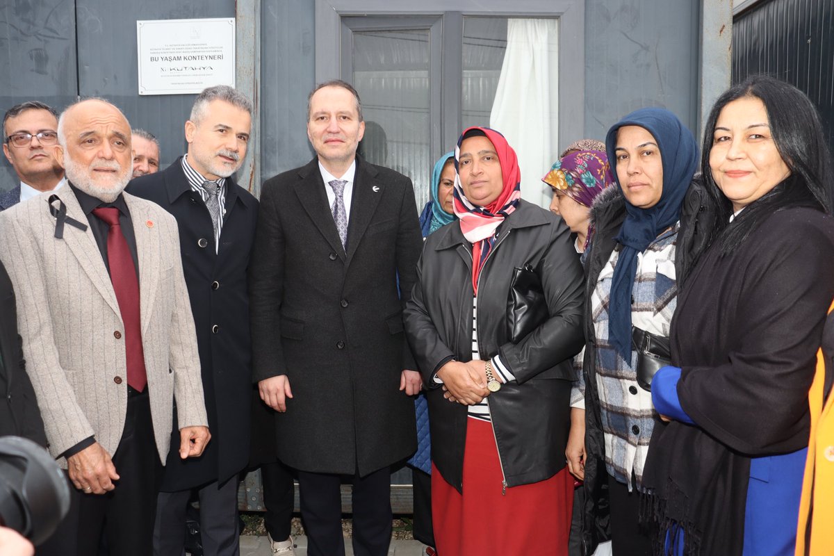rprefahpartisi's tweet photo. Derdini dinlemediğimiz, elini sıkmadığımız kimse kalmayacak. Milletimizin yüzünü yeniden güldüreceğiz. https://t.co/SqQz95j2zl