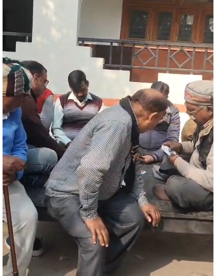 bstvlive's tweet photo. मैनपुरी: डीएम कार्यालय पर जुए का वीडियो मामला
➡डीएम ने मामले जांच के दिए निर्देश
➡जांच के बाद होगी कड़ी कार्रवाई- डीएम
#GamblingVideo #ManpuriInvestigation @DmMainpuri https://t.co/IrvQxOtbHf