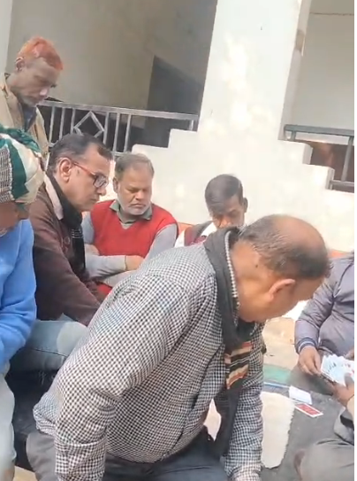 bstvlive's tweet photo. मैनपुरी: डीएम कार्यालय पर जुए का वीडियो मामला
➡डीएम ने मामले जांच के दिए निर्देश
➡जांच के बाद होगी कड़ी कार्रवाई- डीएम
#GamblingVideo #ManpuriInvestigation @DmMainpuri https://t.co/IrvQxOtbHf