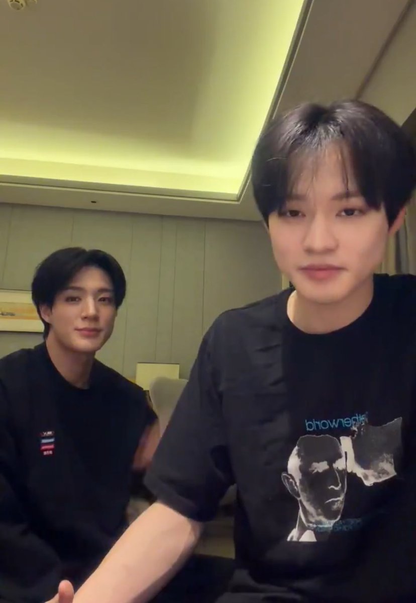 ตอนแรกเปิดไลฟ์มะเหนเจโน่ 5555555555 นั่งยุหลังน้องเล่อ น่ายักกกกกกก 🥺🥺🥺