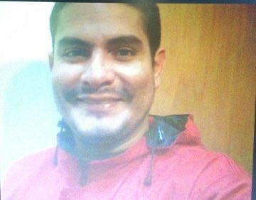 <a href="/EmmaRincon/">Emmanuel Rincón</a> Este es el fulano "cuatriboleado"  Mamba Negra <a href="/4F_Mamba/">Mamba Negra</a> del 23 de Enero en Caracas, ahora encantado en Colombia. Después les pasó su registro completo de la página del CNE ...