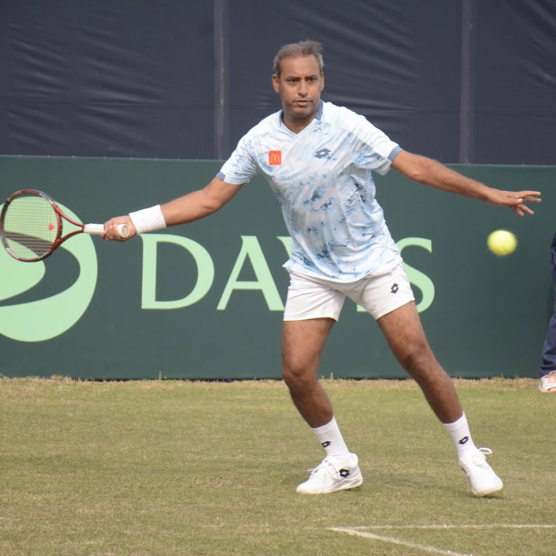 AFD7L's tweet photo. Emociona lo de Aqeel Khan. Con 46 años levantó 2 match points y le ganó a Seydina Andre (909°) para darle el 2-0 a Pakistán frente a Senegal en el Grupo Mundial II de la Copa Davis. 

La serie se está jugando en el emblemático césped de Islamabad.

Lleva 62 eliminatorias jugadas. https://t.co/WjsSR0VSiC