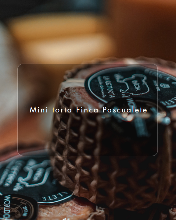 La Mini torta Finca Pascualete es ese queso que sorprende, corteza natural, pasta firme y cremosa a la vez, y un aroma con matices vegetales y florales. 
Artesanal, auténtico y con ese toque rústico que lo hace perfecto para cualquier tabla de quesos

#Sukaldean #Quesos