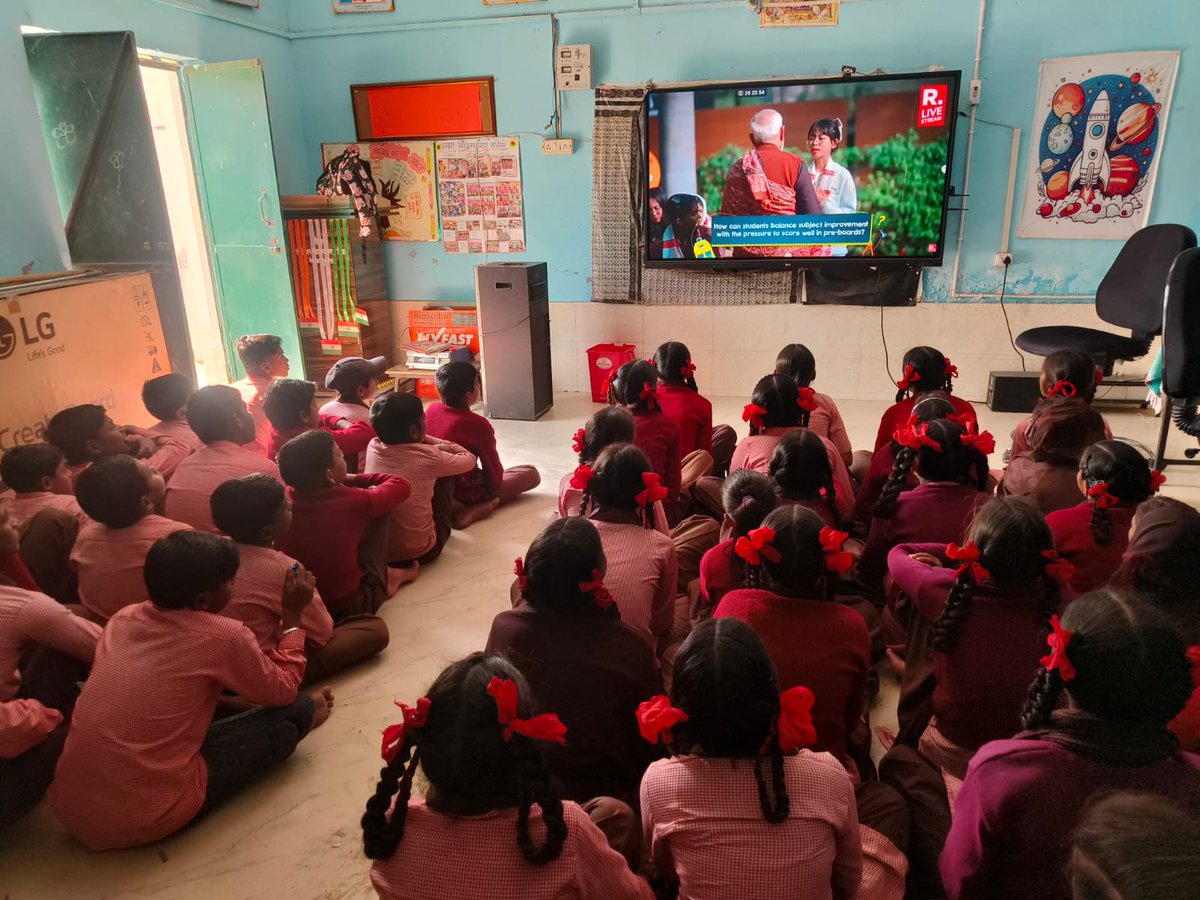 BSAKanpurDehat's tweet photo. प्रधानमंत्री माननीय नरेंद्र मोदी जी के लोकप्रिय कार्यक्रम ‘परीक्षा पे चर्चा’ का आयोजन सभी सरकारी एवं गैर सरकारी विद्यालयों में हुआ। उन्होंने छात्रों और अभिभावकों को परीक्षा के तनाव को दूर करने, आत्मविश्वास बनाए रखने और सकारात्मक सोच के साथ आगे बढ़ने का संदेश दिया। https://t.co/XnympSlBMk
