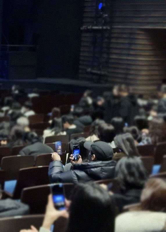 인증하는거 진지하게빠순이같으셔서 웃겨죽겐네
얼굴 다 가리고 안 보여도 누가봐도 이제훈인것도 어이없어 아