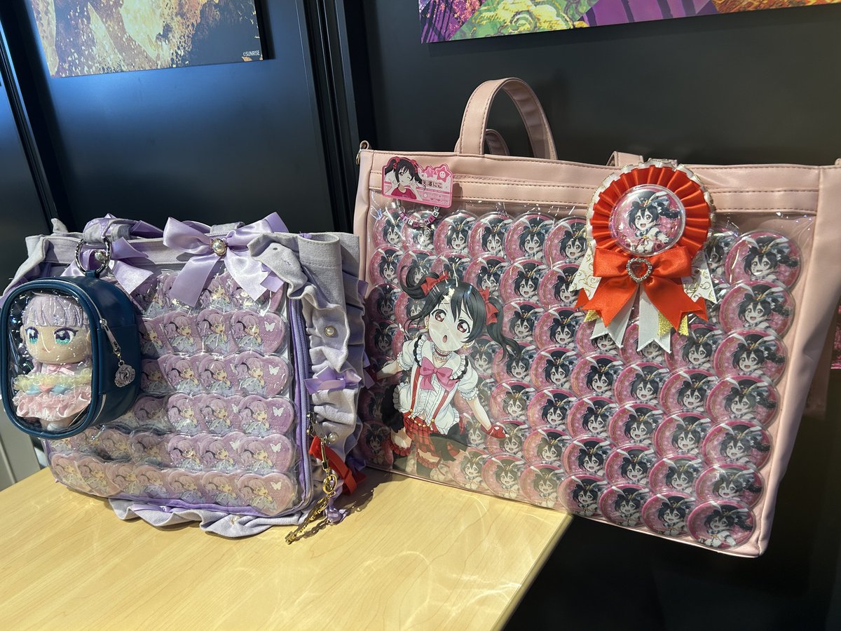 A photo of me and an Australian Love Live fan lining up their ita bags!!

Thank you🤝