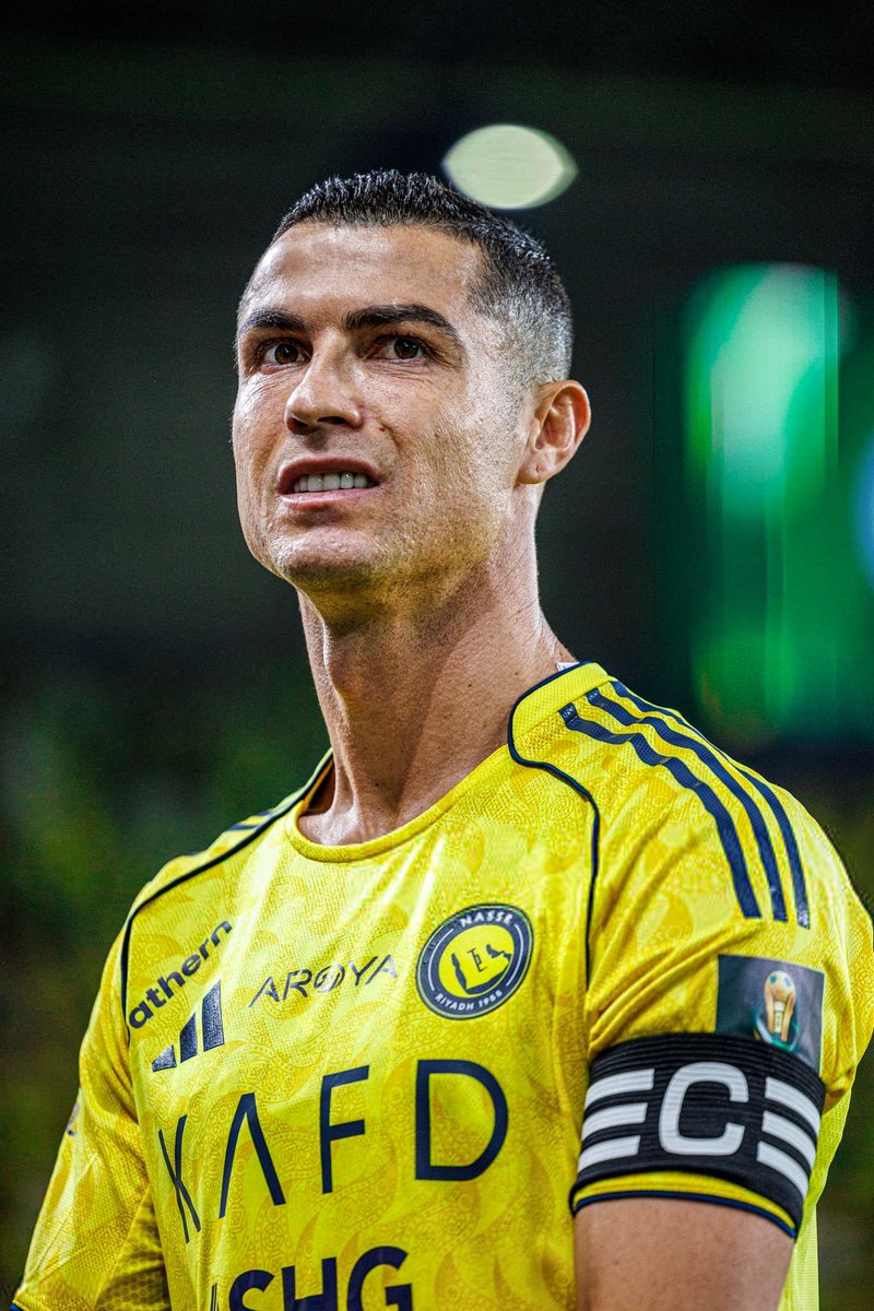 AtaqueFutbolero's tweet photo. 😳🇵🇹🇸🇦 Cristiano Ronaldo le puso un ULTIMÁTUM a los directivos del PIF y de la Saudi Pro-League y avisó que está dispuesto a IRSE DE AL-NASSR.

Su gran molestia es que no entiende como Al-Hilal consiguió fondos aprobados para reforzarse con KARIM BENZEMA. ⛔️

[@JacobsBen - @talkSPORT]