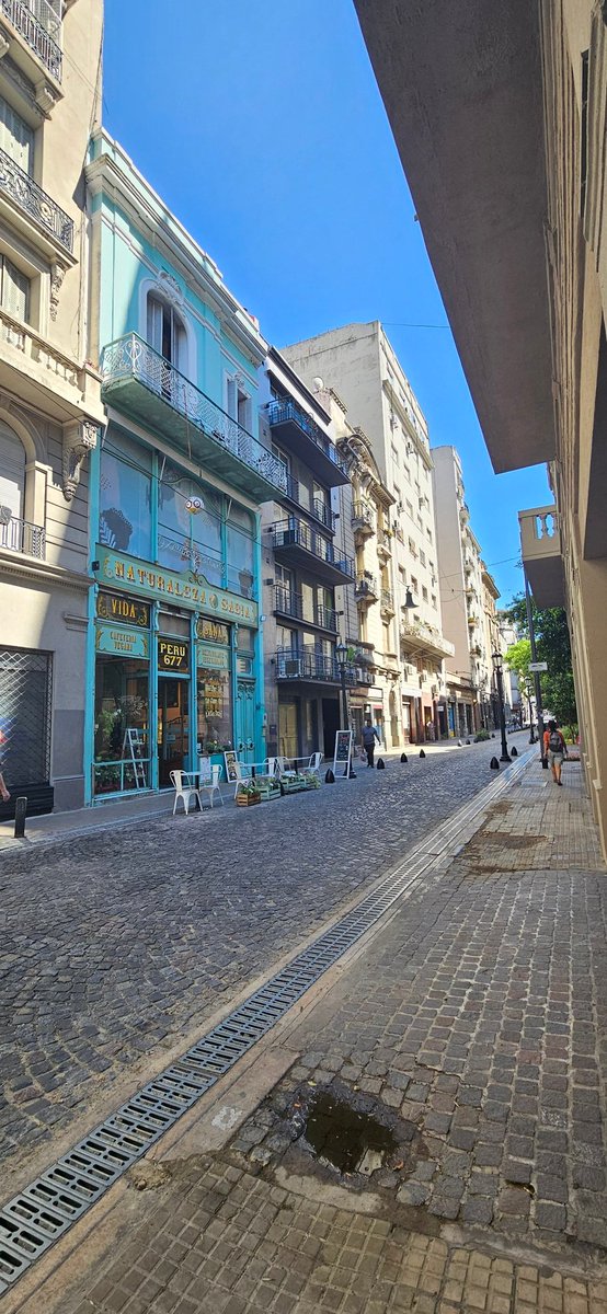 #SanTelmo en #CABA

Caminas y encontras estas bellezas del barrio.

Y en un dia como hoy (miren el cielo) el disfrute es mayor.