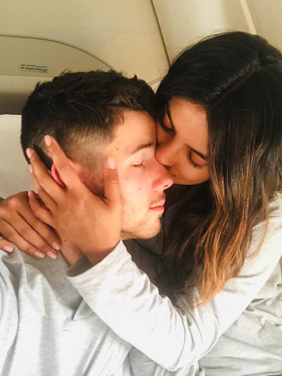 jonasfansbr's tweet photo. ESPOSA ORGULHOSA 😍

Priyanka Chopra postou um dump de fotos antigas com Nick Jonas, em seu IG, em comemoração ao lançamento de Sunday Best, e fez uma linda dedicatória a ele:

"Não há palavras suficientes para me expressar, mas vou tentar...
Você é a personificação dos sonhos...
Encontre alguém que não só ame e respeite você, mas o acarinhe como se fosse um tesouro e não tenha medo de demonstrá-lo. Sou tão grata do universo ter me levado até você. Você é a melhor decisão que já tomei. Admiro tanto o seu talento infinito. Você é a pessoa mais honesta e sincera que já conheci... e a parte mais bonita disso é... esse é quem você é. Você nem sequer tenta. Você é a razão do meu sorriso todos os dias. Obrigada por ser meu. Essas fotos são dos nossos primeiros dias, mas ainda parece que foi ontem...

Eu tenho muito orgulho desse álbum. Você expôs sua alma em cada música e cada letra. É preciso ser uma pessoa muito segura de si para conseguir chegar tão fundo e compartilhar isso com o mundo. Eu te amo infinitamente.

Façam um favor a vocês mesmos. Peguem a pessoa que vocês amam e ouçam do início. É assim que deveria ser."

Alguém chorando aí? Amamos esse casal 🥹🤍