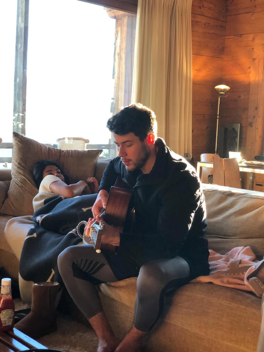 jonasfansbr's tweet photo. ESPOSA ORGULHOSA 😍

Priyanka Chopra postou um dump de fotos antigas com Nick Jonas, em seu IG, em comemoração ao lançamento de Sunday Best, e fez uma linda dedicatória a ele:

"Não há palavras suficientes para me expressar, mas vou tentar...
Você é a personificação dos sonhos...
Encontre alguém que não só ame e respeite você, mas o acarinhe como se fosse um tesouro e não tenha medo de demonstrá-lo. Sou tão grata do universo ter me levado até você. Você é a melhor decisão que já tomei. Admiro tanto o seu talento infinito. Você é a pessoa mais honesta e sincera que já conheci... e a parte mais bonita disso é... esse é quem você é. Você nem sequer tenta. Você é a razão do meu sorriso todos os dias. Obrigada por ser meu. Essas fotos são dos nossos primeiros dias, mas ainda parece que foi ontem...

Eu tenho muito orgulho desse álbum. Você expôs sua alma em cada música e cada letra. É preciso ser uma pessoa muito segura de si para conseguir chegar tão fundo e compartilhar isso com o mundo. Eu te amo infinitamente.

Façam um favor a vocês mesmos. Peguem a pessoa que vocês amam e ouçam do início. É assim que deveria ser."

Alguém chorando aí? Amamos esse casal 🥹🤍
