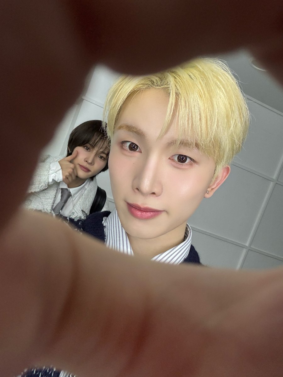 [#DONGYEON]
📱👌🏻(feat.꾸냥이)
#POW #파우 #동연 #ComeTrue #컴트루