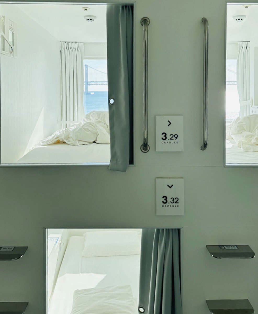 qu_day_'s tweet image. 진짜 1인 캡슐은 이렇게 생김
일어나면 광안리가 보여🥺