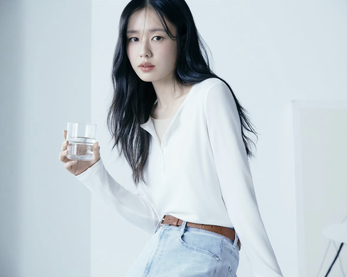 She 🤍,

#AhnEunJin #springiscoming