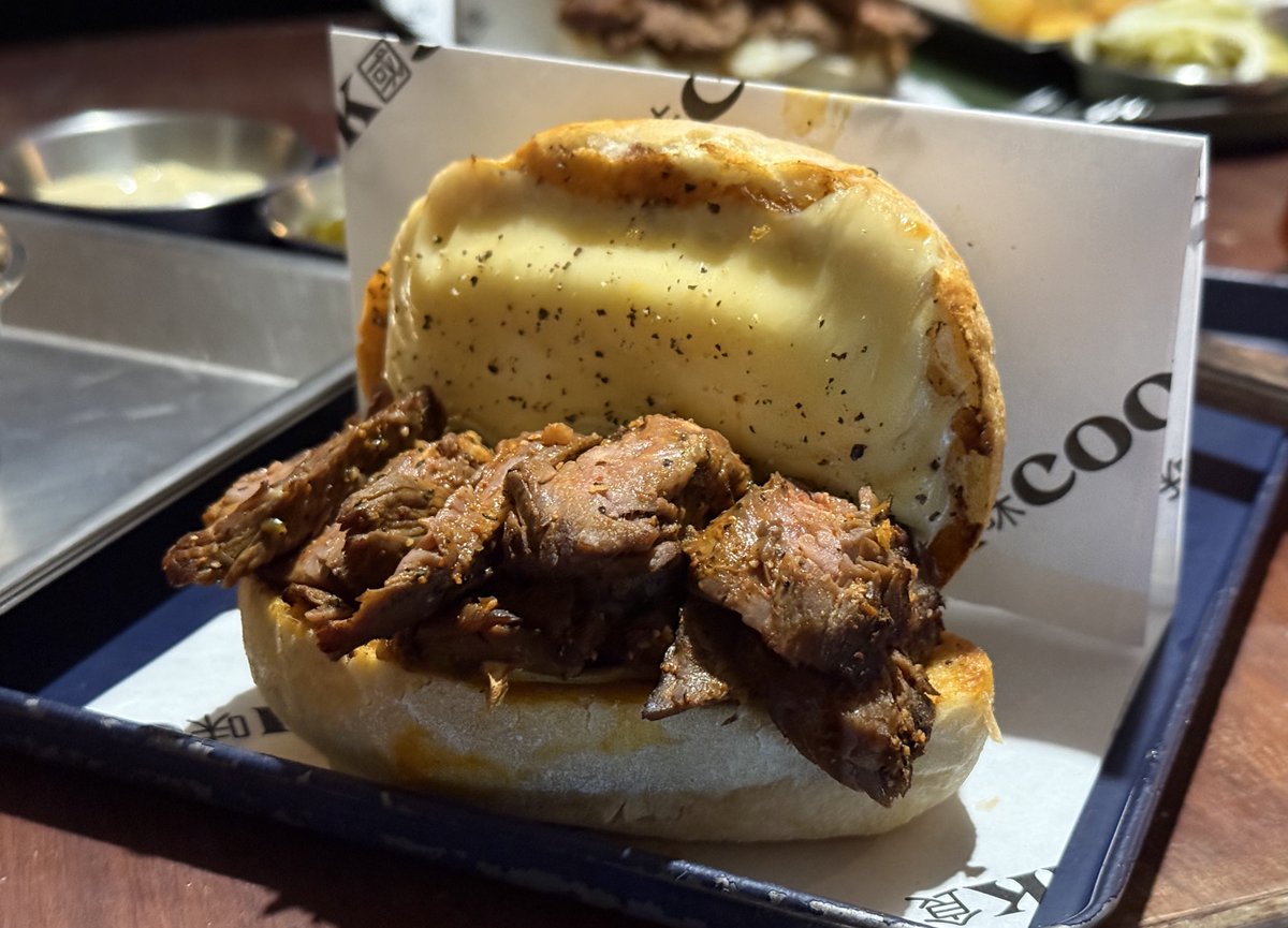 얼마전에 먹은 끝내주는 버거
나에게 허락된건 오직 빵 치즈 그리고 고기뿐