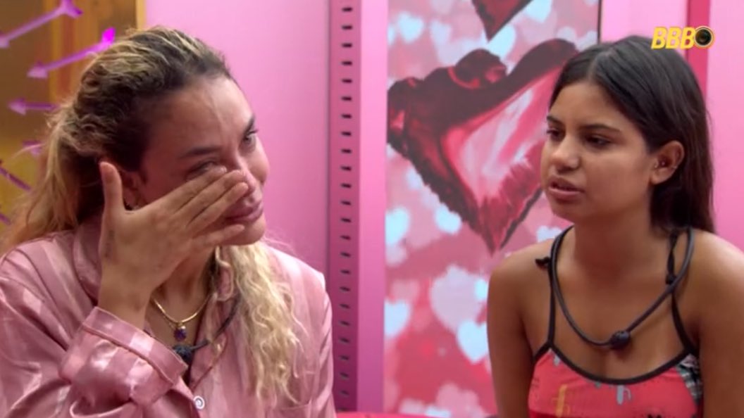 centralreality's tweet image. CHORA BONEQUINHA! Sarah está chorando após treta com Solange. #BBB26