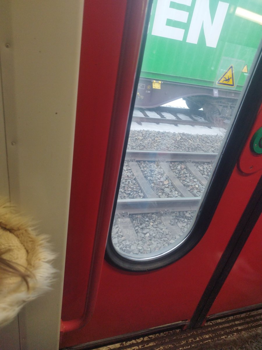 mamileinx4's tweet photo. Gerade in Osnabrück los Richtung bremen .... Stehen geblieben - technischer defekt 🫣 Mal sehen wann wir in Hamburg ankommen 😂 https://t.co/oYVe9yA2Ve