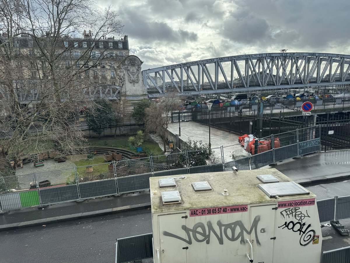 Du jour au lendemain, tu te retrouves avec un chantier en bas de chez toi. 

Zéro concertation en amont, zéro communication riverain. Rien. Le mépris. 

— Square de Jessaint, Place de la Chapelle, Paris 18

<a href="/mairie18paris/">Mairie 18 Paris</a> cc <a href="/2mainLaChapelle/">Demain La Chapelle</a> <a href="/LaChapelleMarxD/">La Chapelle - Marx Dormoy</a> <a href="/SosPajolGirard/">collectifSOSPajolGirard</a>