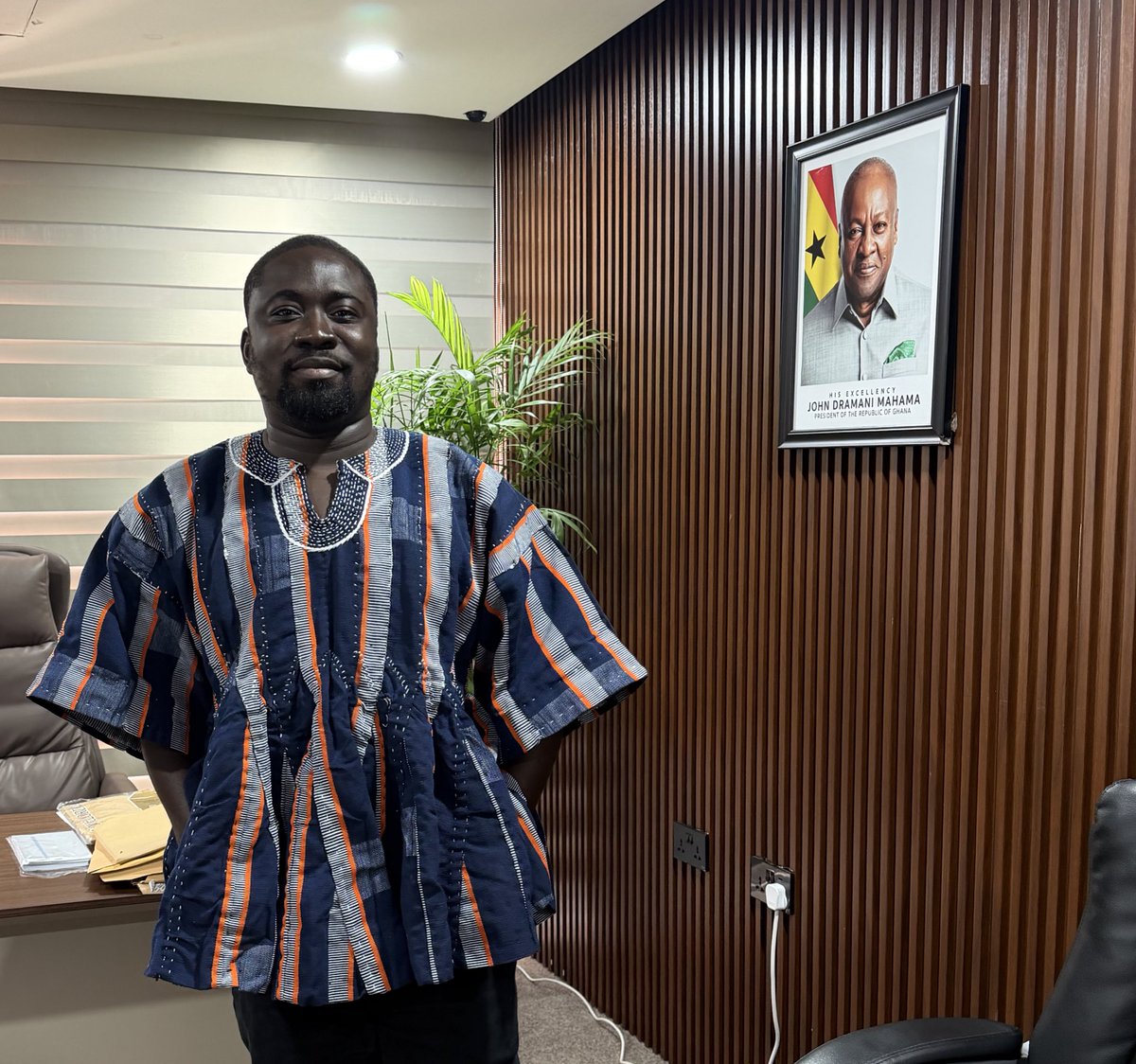 GhanaGOLDBOD's tweet photo. Fugu is more than cloth.
It carries the spirit of Ghana, shaped by gold, refined by time, and worn with pride.
From tradition to today, every weave reflects our value. 🇬🇭 https://t.co/BJVnpU8zs4