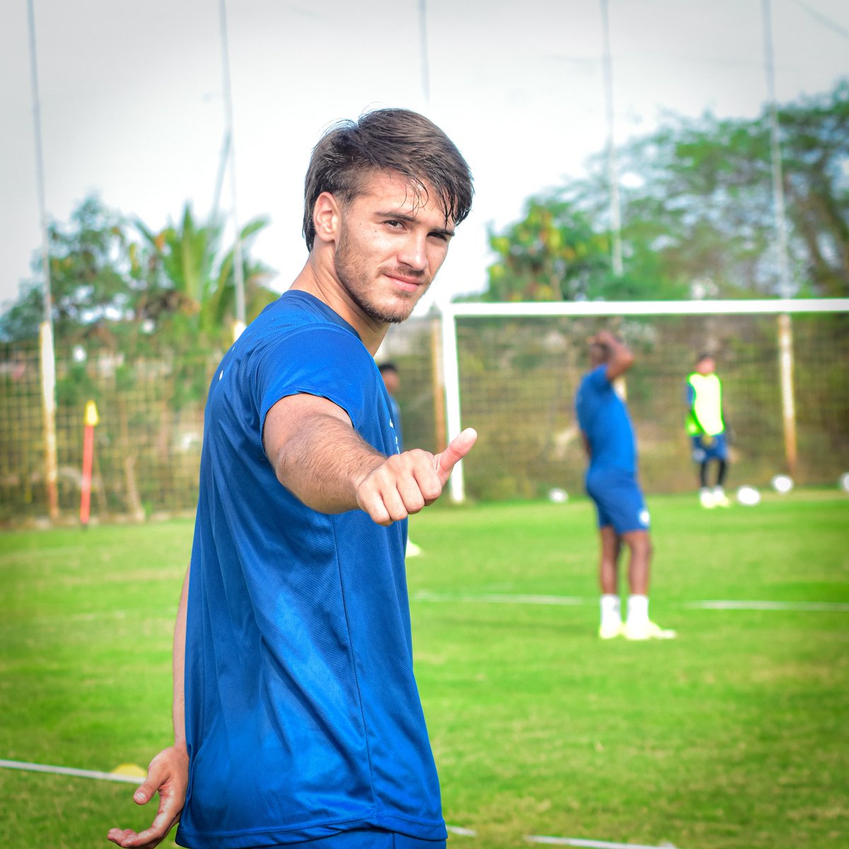 DelfinSC's tweet photo. Que distinguido, Franco.😎

Nuestro nuevo delantero, Franco Ratotti ya  está a las órdenes del profe Zubeldía. 💪🏻💙💛🐬

#ElOrgulloVuelve #MantaEsCetáceo https://t.co/APGUw8XpsV