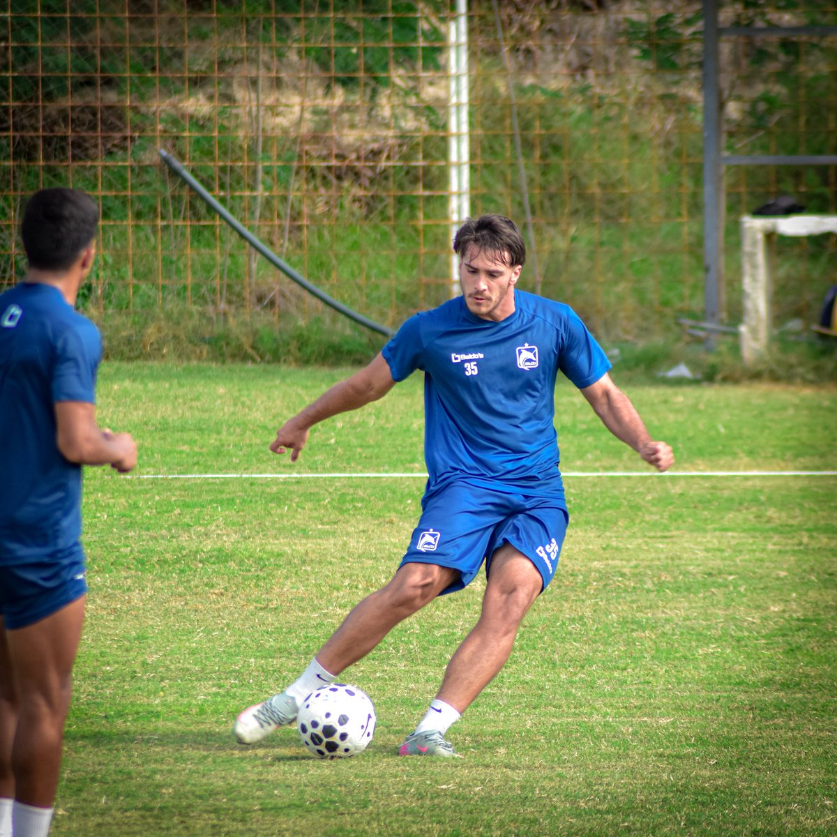 DelfinSC's tweet photo. Que distinguido, Franco.😎

Nuestro nuevo delantero, Franco Ratotti ya  está a las órdenes del profe Zubeldía. 💪🏻💙💛🐬

#ElOrgulloVuelve #MantaEsCetáceo https://t.co/APGUw8XpsV