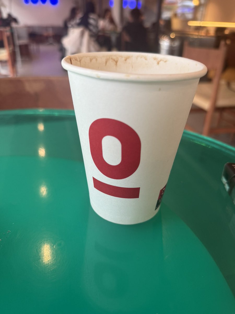 Zaruri sebeplerden boykotu tek seferliğine bozdum. Kahveleri hâlâ çok kötü.