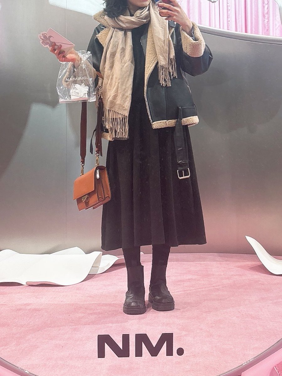 성수갈 일 있는 여성분들 조심하세요!

오늘 다녀오는데 역에서 저를 안으면서?지나가는 할아버지가 있었음... 제가 너무 놀라서 뭐야 CX하고 욕해버렸는데 어? 한국인이야? 하고 지가 놀람...

외국인 여성이라고 생각하고 성추행하는 추잡한 녀석들을 잡아야 맞는 거지만 그래도 조심하세요..