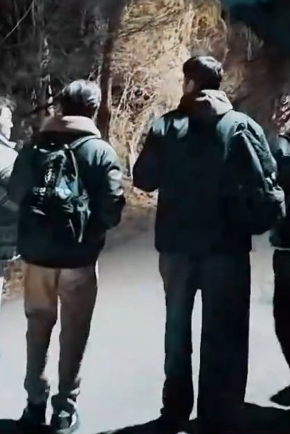 태우옆에서 또 작아진 호이
뒷모습보니까 태우살 진짜 많이뺐네