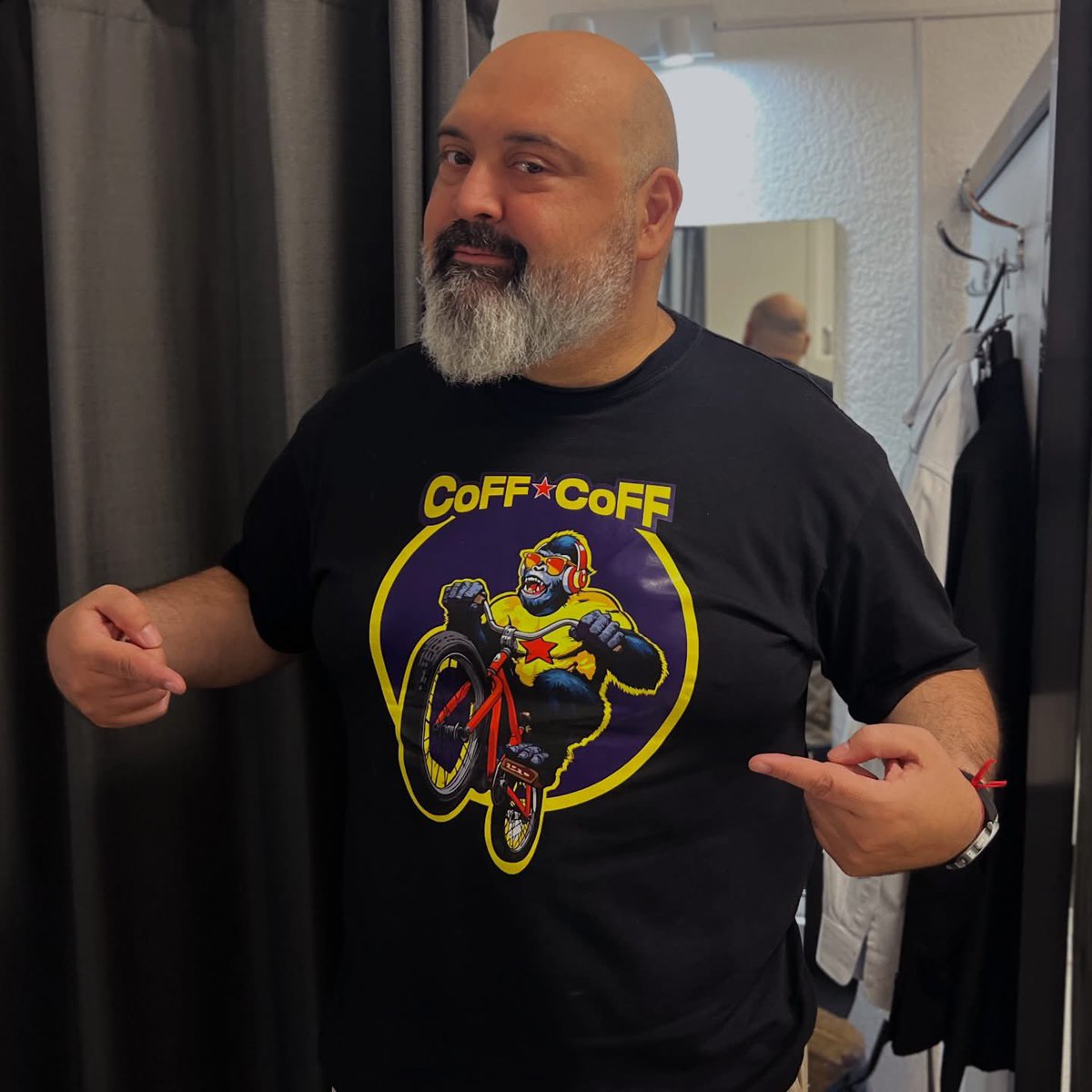 josemacaraballo's tweet photo. ¡Pero mirá qué hermosa remera me regalaron mis amigos de #CoffCoff! Muchas gracias por la gentileza #SebaSilva!!! #ViajaLaMente (Yo creo que deberían seguirlos en IG, eh)🤘🏼 https://t.co/SMlR1zDFuL