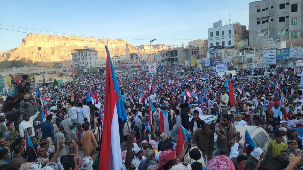 yaseralyafai's tweet photo. لم يحدث في التاريخ السياسي أن يُقال عن كيانٍ إنه “منحل”، ثم يخرج بعد ذلك ليحشد ملايين الأنصار في الزمان والمكان الذي يحدده.

بينما أحزابٌ تُقدَّم على أنها “شرعية”، وبكل إمكانيات الشرعية ودعمها، تعجز عن حشد حتى عشرة مؤيدين.

إذن… من هو “المنحل” فعلًا؟

هذه رسالة يجب أن تصل للمبعوث الأممي، وللسفراء والدول الراعية للملف اليمني:
الشرعية تُقاس بالناس… لا بالأوصاف ولا بالبيانات والاعلام المضلل ..

الصور من مليونية اليوم في سيئون!

#yemen
#اليمن