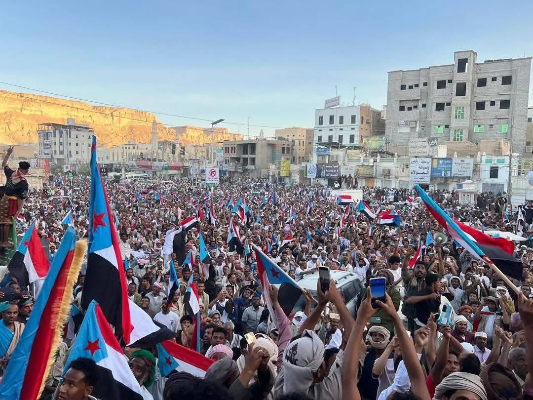 yaseralyafai's tweet photo. لم يحدث في التاريخ السياسي أن يُقال عن كيانٍ إنه “منحل”، ثم يخرج بعد ذلك ليحشد ملايين الأنصار في الزمان والمكان الذي يحدده.

بينما أحزابٌ تُقدَّم على أنها “شرعية”، وبكل إمكانيات الشرعية ودعمها، تعجز عن حشد حتى عشرة مؤيدين.

إذن… من هو “المنحل” فعلًا؟

هذه رسالة يجب أن تصل للمبعوث الأممي، وللسفراء والدول الراعية للملف اليمني:
الشرعية تُقاس بالناس… لا بالأوصاف ولا بالبيانات والاعلام المضلل ..

الصور من مليونية اليوم في سيئون!

#yemen
#اليمن